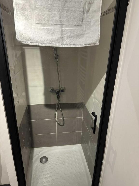Functional and well located studio close to metro and shops - 4