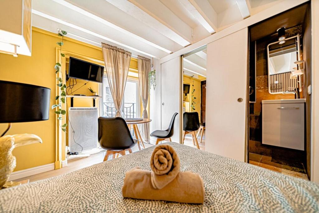 Warm and well-appointed studio Foch Masséna district - 4