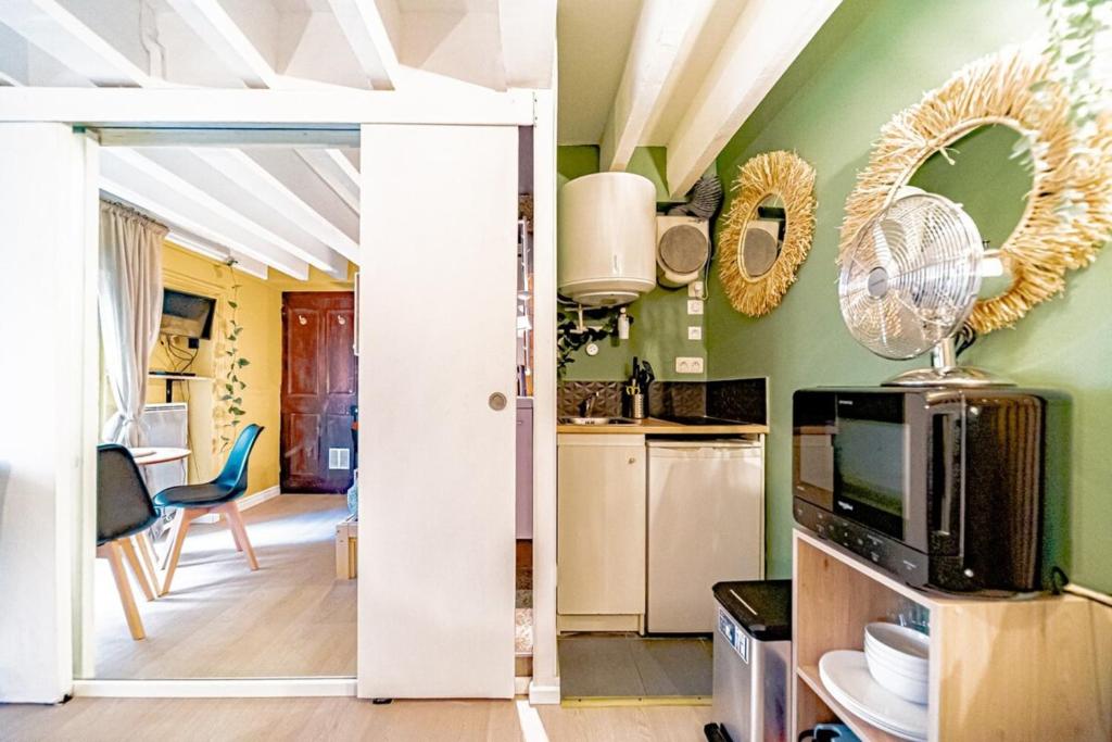 Warm and well-appointed studio Foch Masséna district - 5