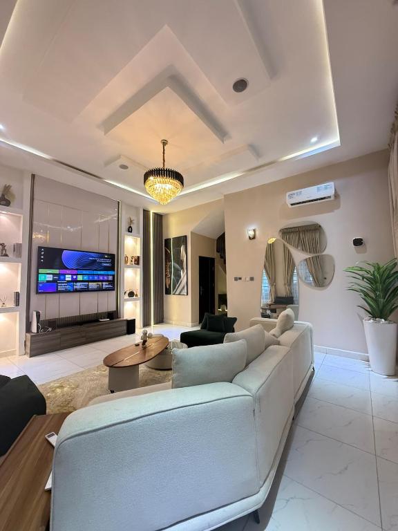 From $56pp - Spacious 4BR Luxury Apt, Netflix, Solar, Fast WiFi, Ogoyo - Luxury Apartments With Grills In Netflix Resorts