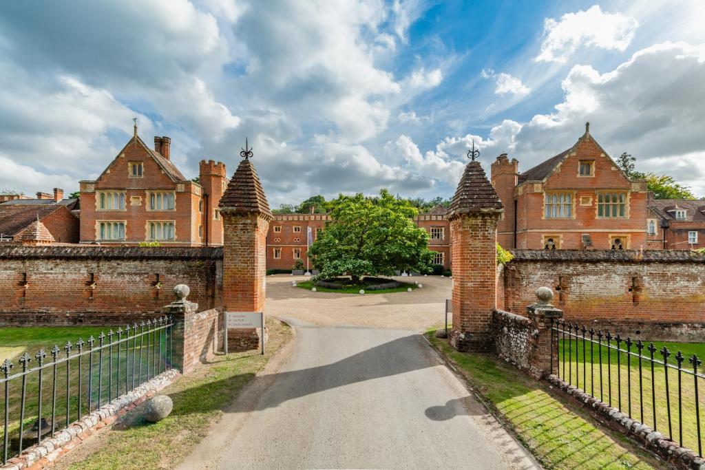 Wotton House, Wotton - pet-friendly stay