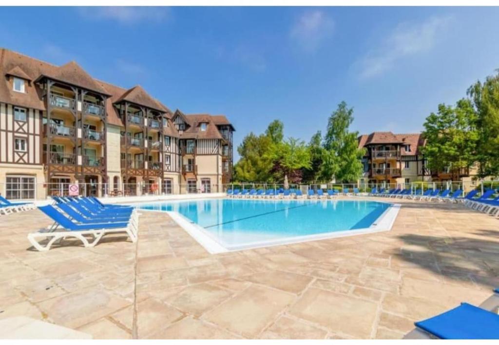 Piscine, parking gratuit et balcon vue sur le golf - 2