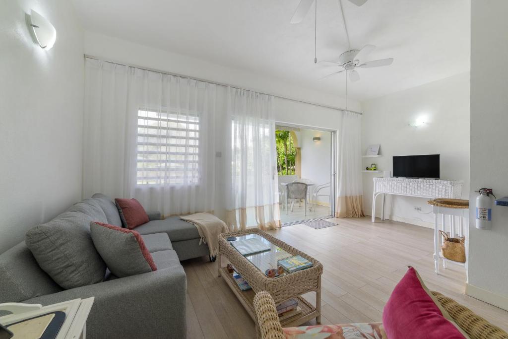 Golden View No 107, Saint James