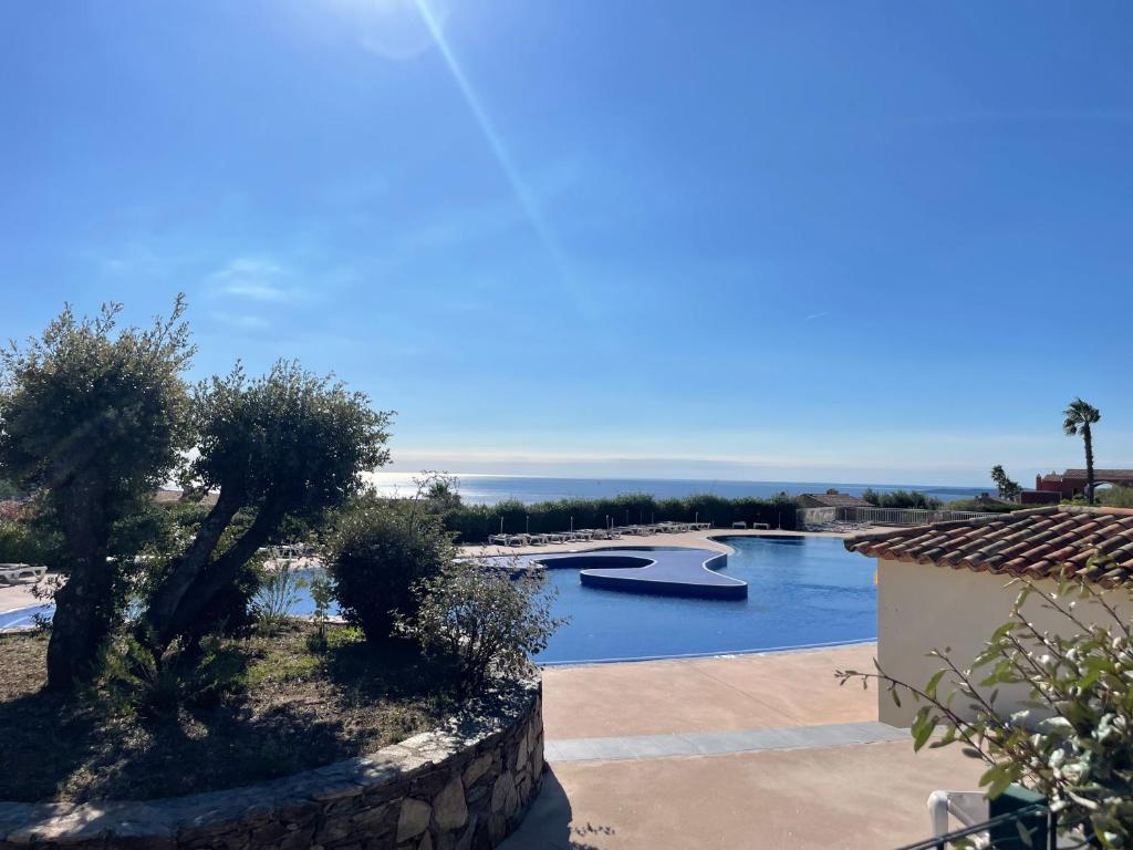 Appartement classé 2 étoiles, rez de jardin Les ISSAMBRES vue sur le golfe de St Tropez - 3