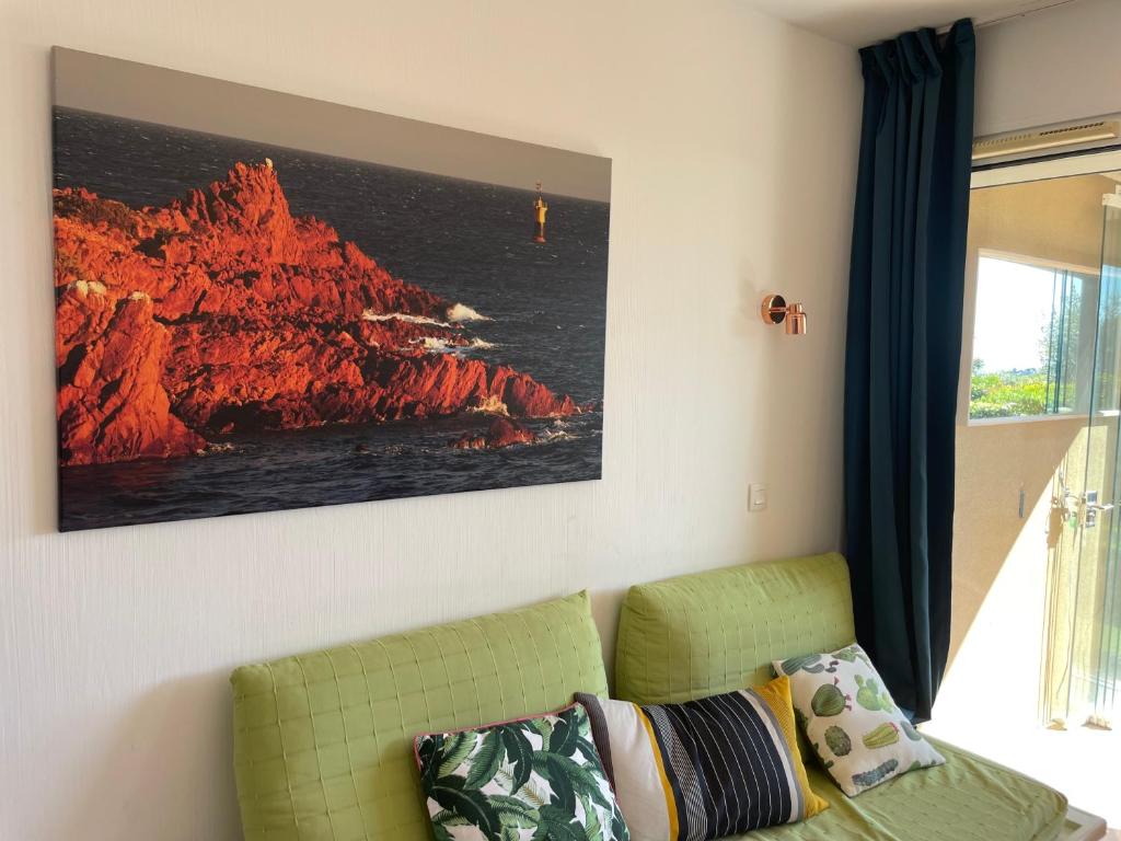 Appartement classé 2 étoiles, rez de jardin Les ISSAMBRES vue sur le golfe de St Tropez - 4