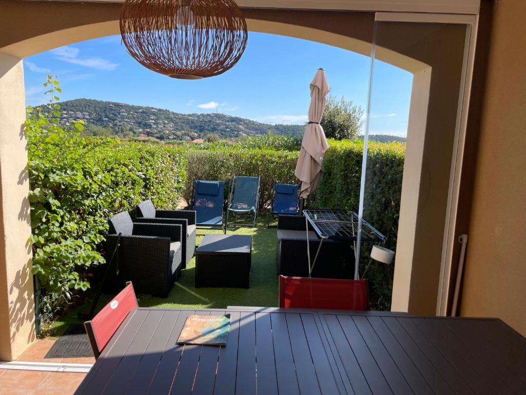 Appartement classé 2 étoiles, rez de jardin Les ISSAMBRES vue sur le golfe de St Tropez - 1