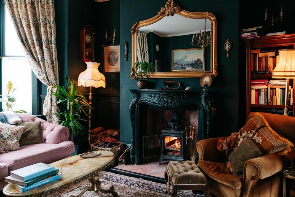 Bohemian Retreat by the Sea, Margate, Margate - pet-friendly stay