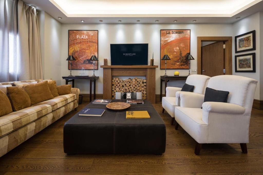 Shared lounge/TV area