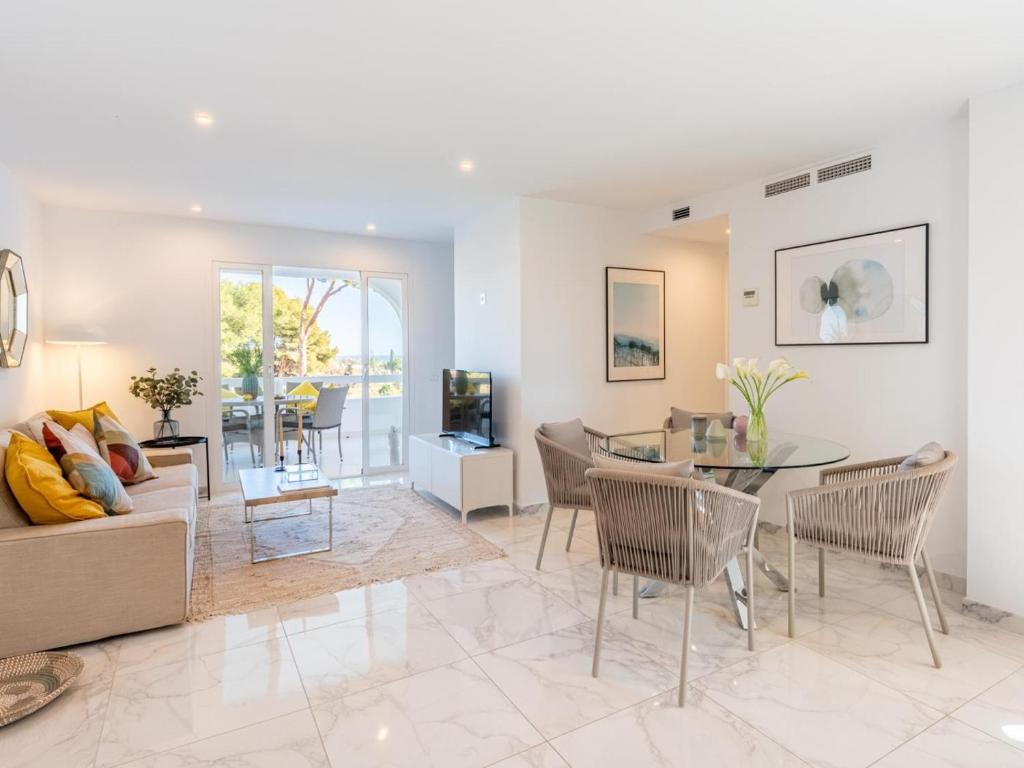 Azahara 1 8B Beautiful apartment frontline golf in popular Aloha - 1
