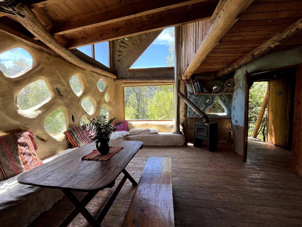 Cabaña de barro con Bosque, rio, arte y apicultura - 1