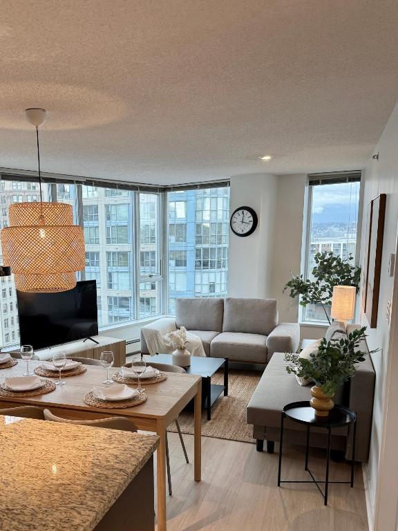 The Altitude with Mountain & City Views, Pool & Hot Tub, Vancouver