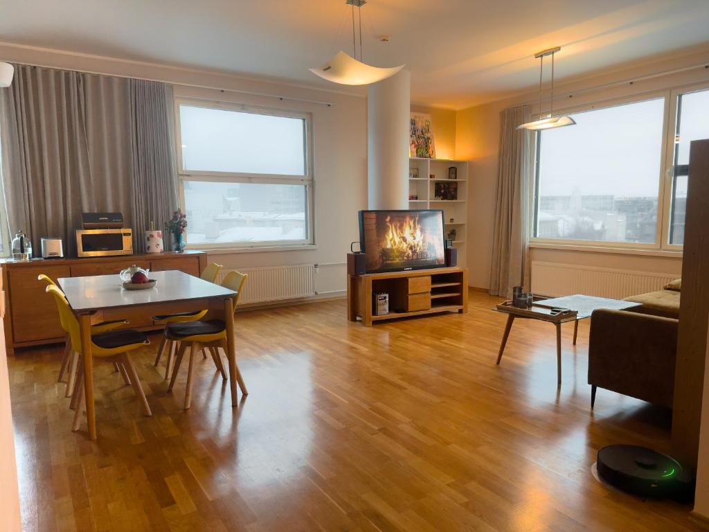 100 square meter 4-room central smart apt, Tallinn