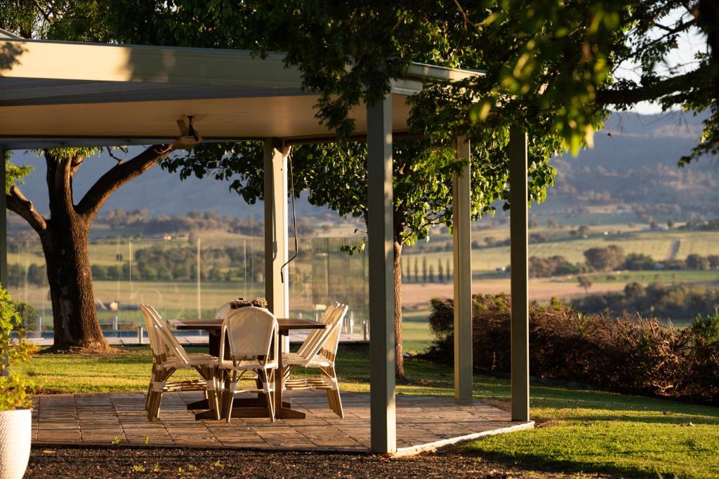Allambie - Poolside Elegance in Mudgee Countryside, Mudgee