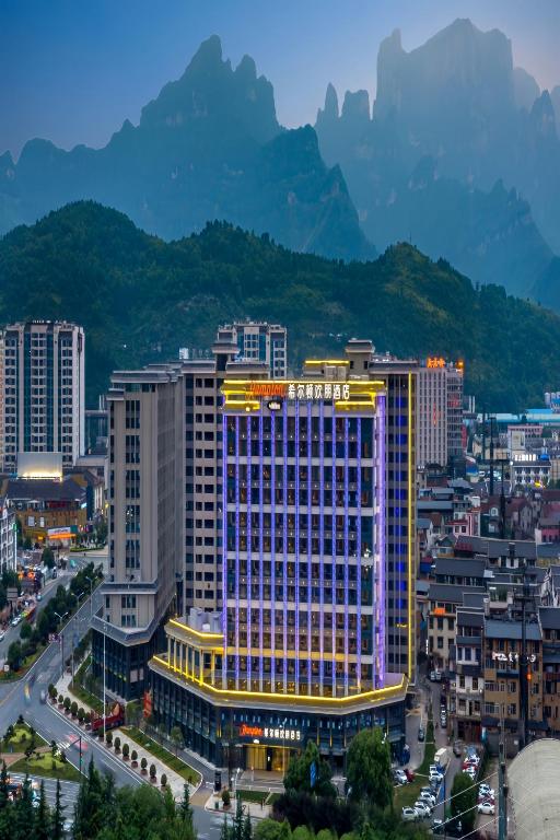 Hampton by Hilton Zhangjiajie Tianmen Mountain - Strategically situatedopposite the Tianmen Mountain Cable Car Station -Complimentary airport shuttle service is offered English-speaking customer service, Čang-ťia-ťie