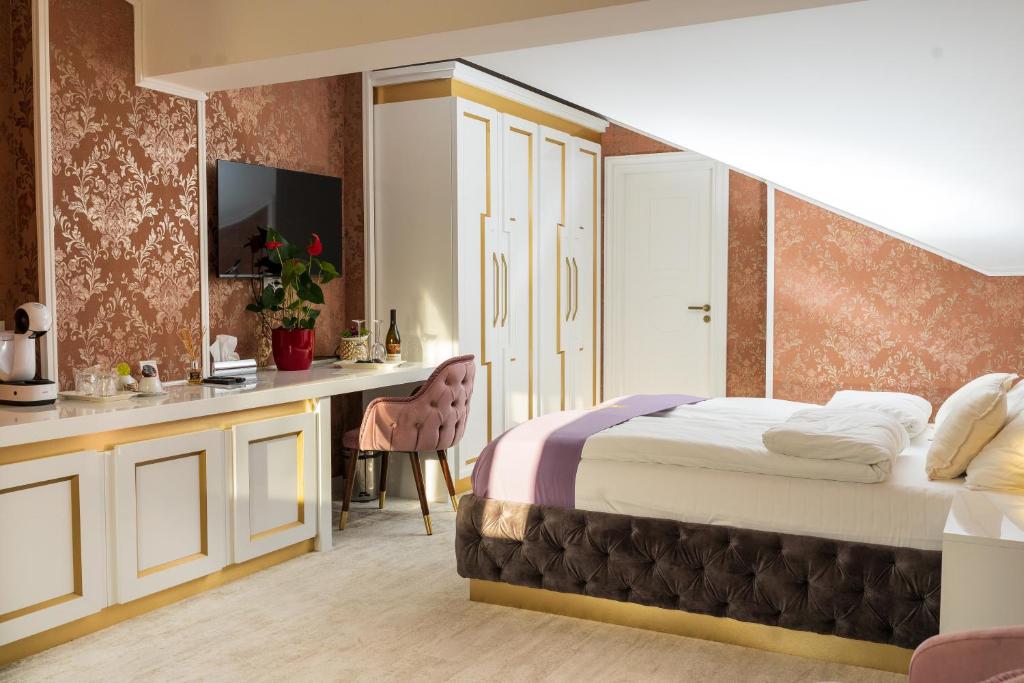 Queen Hotel - 2