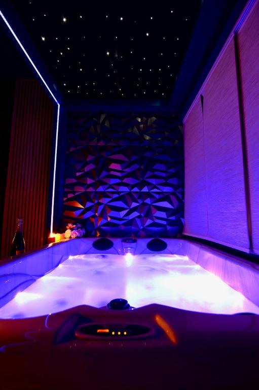 Flower Suite & Spa, air-conditioned and beach - 5