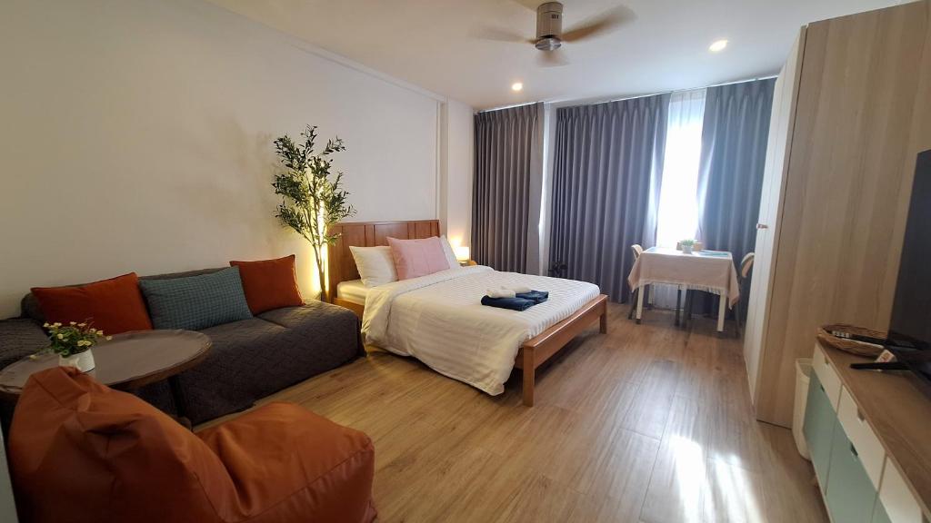 Studio Queen Bed pool view and Kitchenette, Floor 2, Huahin city and close to the beach, Hua Hin