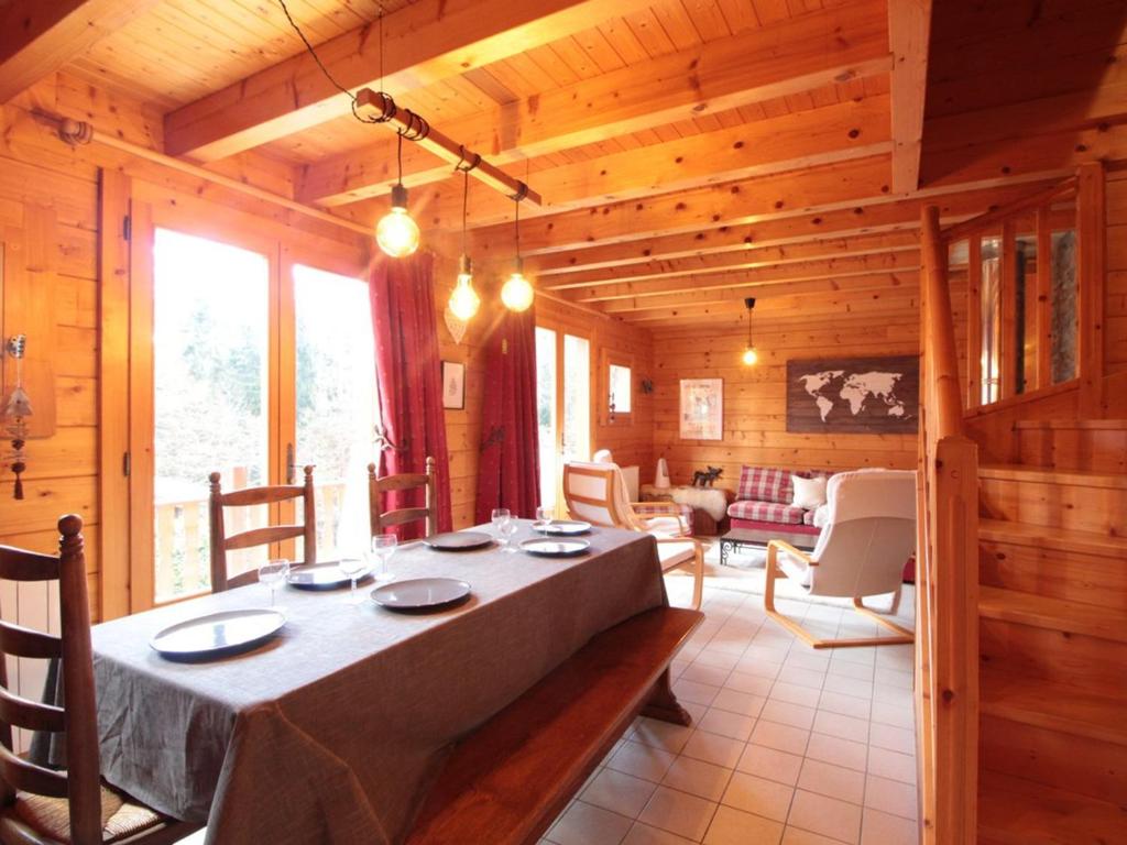 Chalet équipé avec poêle et garage, proche centre et remontées mécaniques - 1