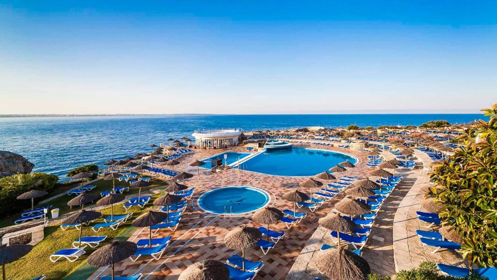 Globales Almirante Farragut — Basen in Cala'n Blanes, Baleary