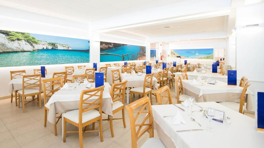 Globales Almirante Farragut — Restauracje i bary in Cala'n Blanes, Baleary