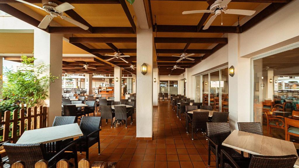 Globales Almirante Farragut — Restauracje i bary in Cala'n Blanes, Baleary