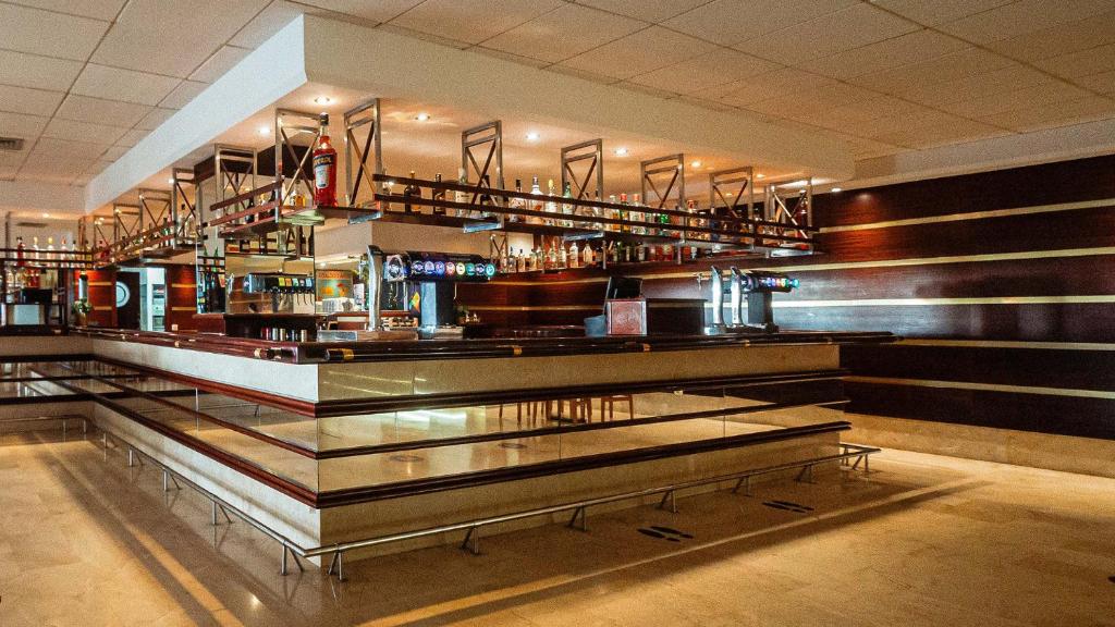 Globales Almirante Farragut — Restauracje i bary in Cala'n Blanes, Baleary