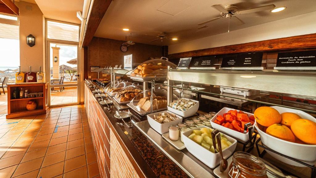 Globales Almirante Farragut — Restauracje i bary in Cala'n Blanes, Baleary
