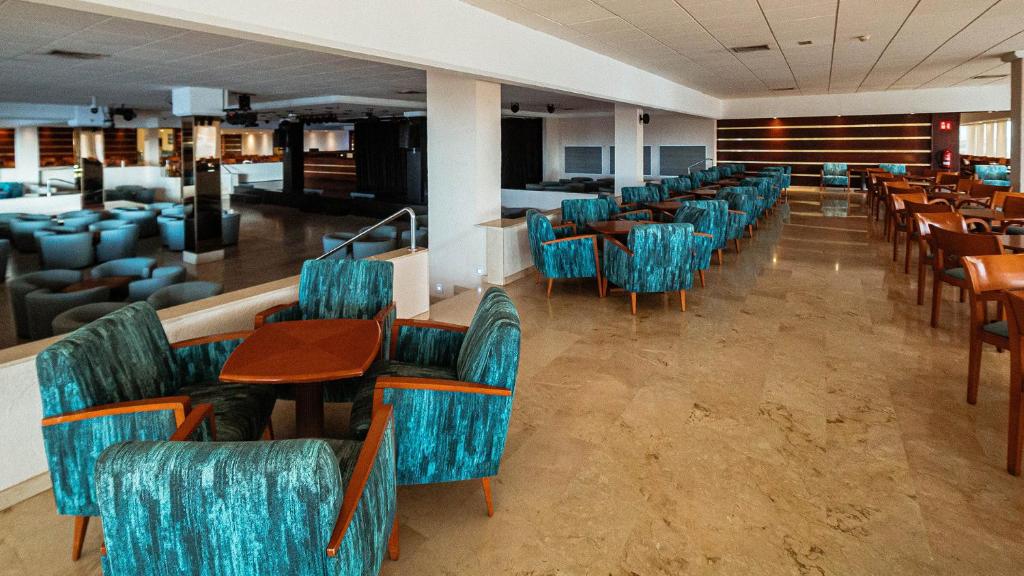 Globales Almirante Farragut — Restauracje i bary in Cala'n Blanes, Baleary