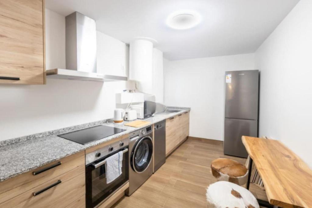 3 Bed Apartment Sleeps 6 - Free Parking & Balcony - 2