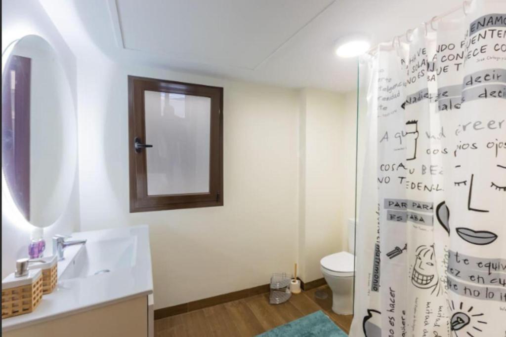 3 Bed Apartment Sleeps 6 - Free Parking & Balcony - 3