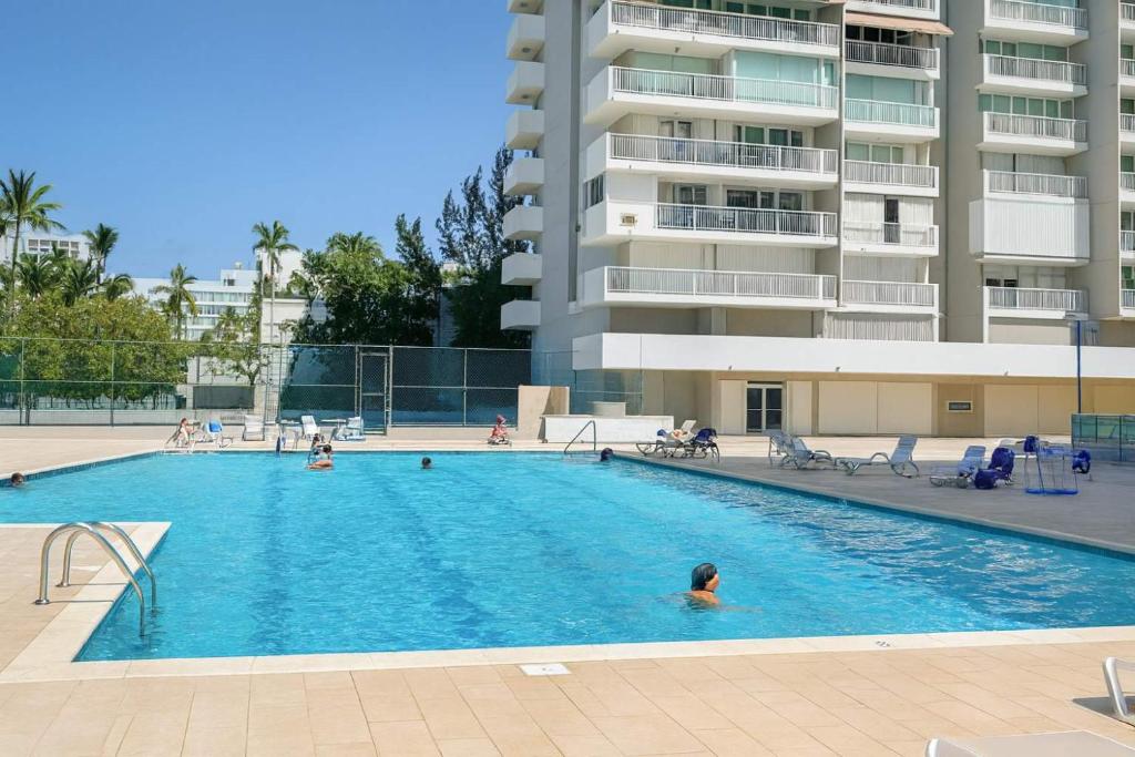 Isla Verde Apt- Beach, Pool & Family Getaway!, San Juan