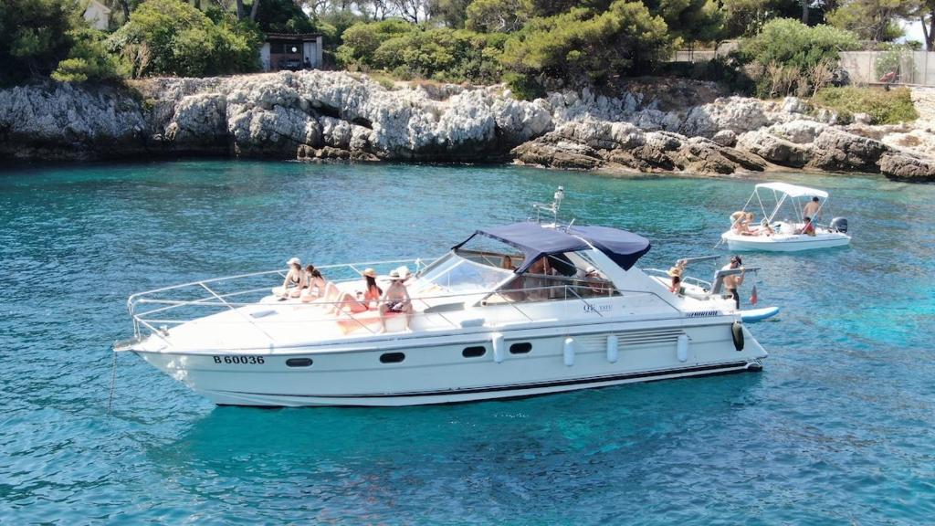 Boat with Jacuzzi - Bateau avec Jacuzzi - 1