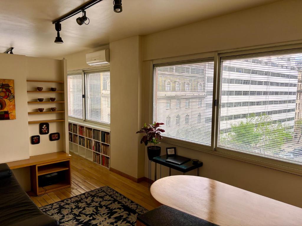 Estilo y comodidad sobre Av Corrientes con garage para autos - 3