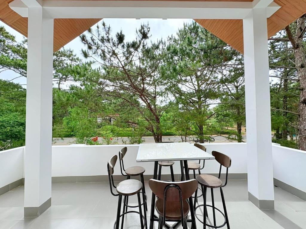 HeniSi 2 Hotel Mang Đen