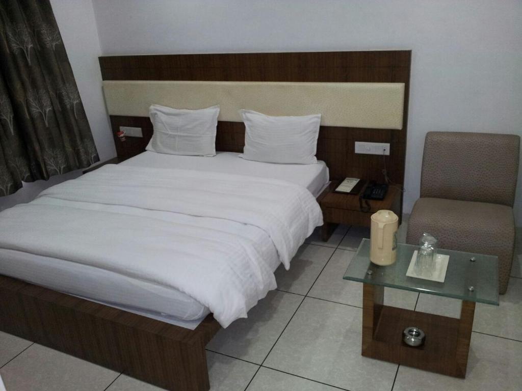 Hotel Apex Inn photo
