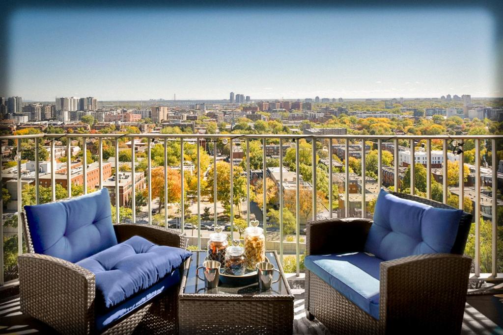 Beautiful APARTMENT - GORGEOUS VIEW of the city - 7 MINUTE WALK TO METRO - SELF CHECK IN, Montreal