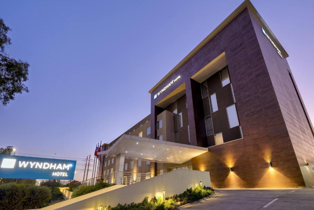 Wyndham Santiago Aeropuerto - 1