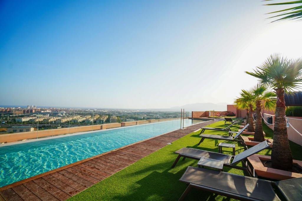 Malaga con infinity pool y terraza cubierta - 3