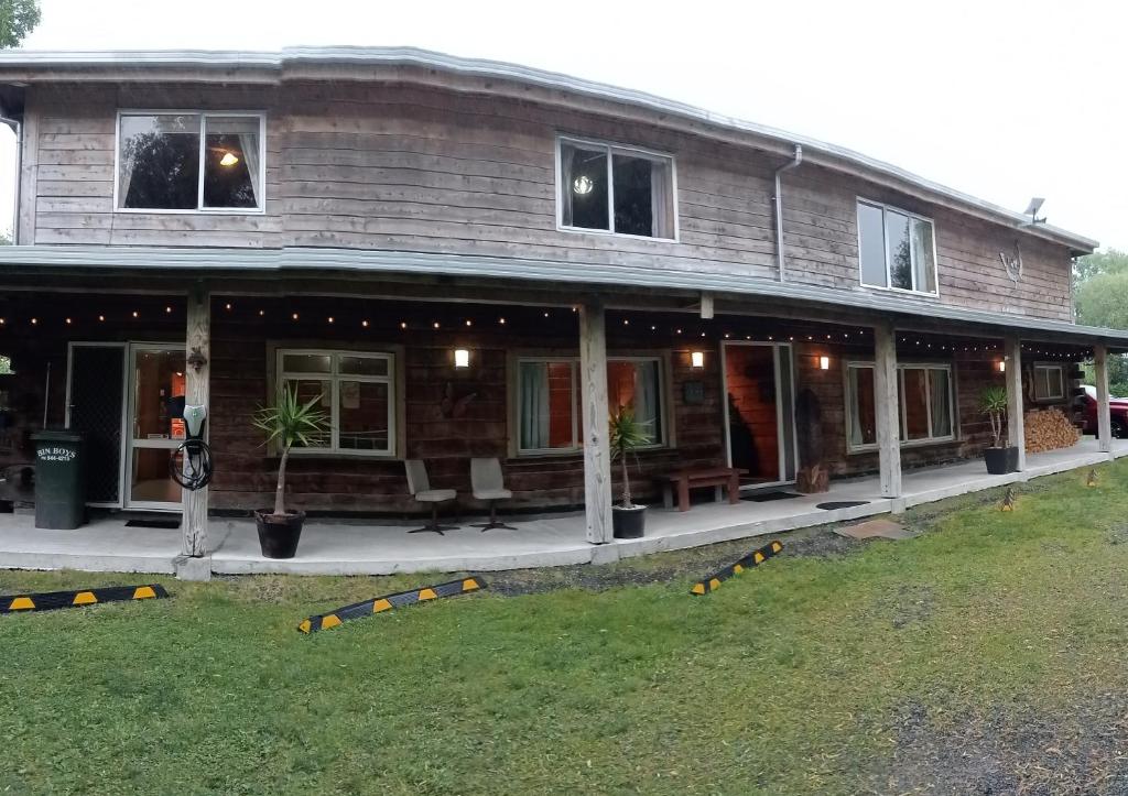 Hot Spa Log Fire Up to 16 Guests, Rotorua