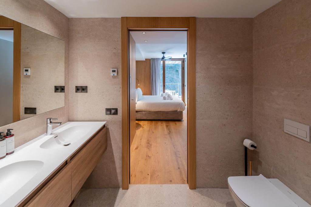 Luxurious Mountain Gem Enjoy Nature l Gym Sauna Pool l 1 MINUTE WALK TO SLOPES l by BonesVacances - 4