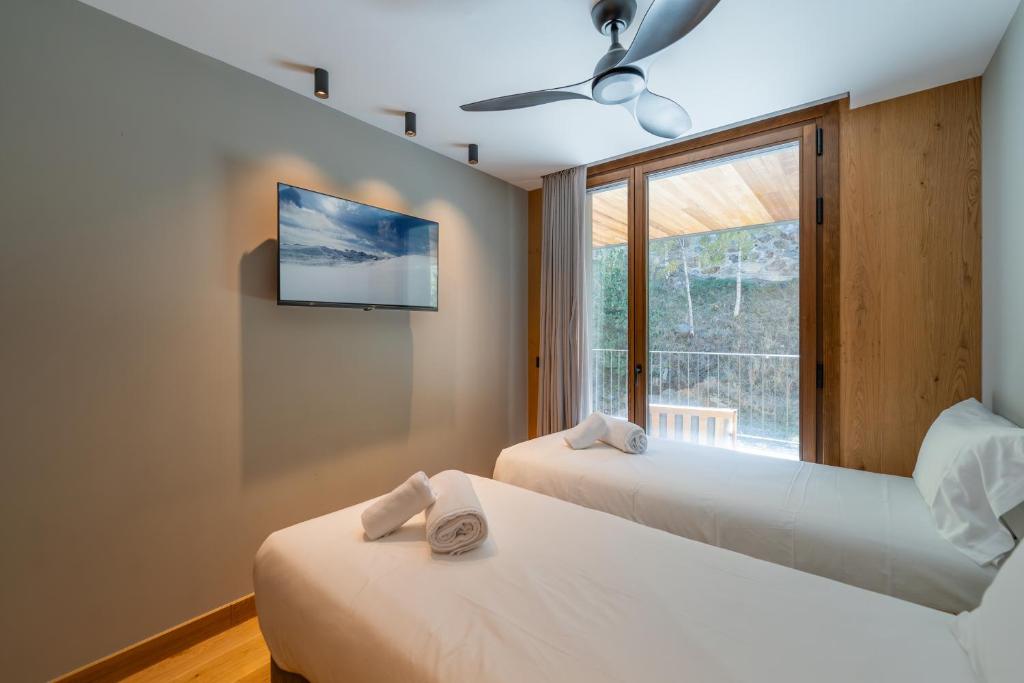 Luxurious Mountain Gem Enjoy Nature l Gym Sauna Pool l 1 MINUTE WALK TO SLOPES l by BonesVacances - 2