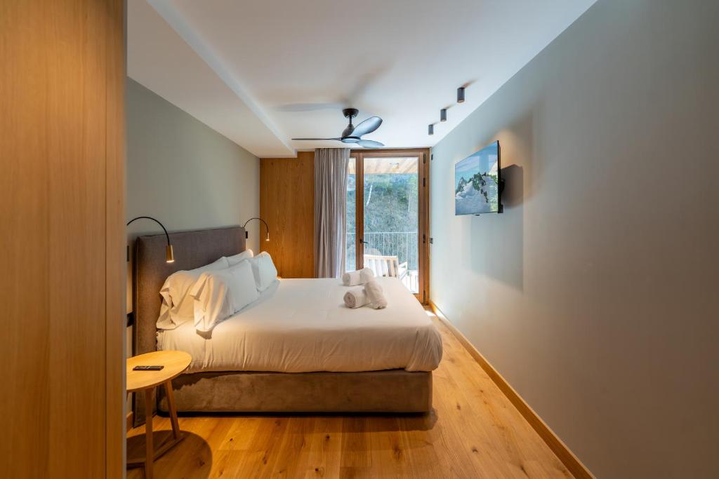 Luxurious Mountain Gem Enjoy Nature l Gym Sauna Pool l 1 MINUTE WALK TO SLOPES l by BonesVacances - 3