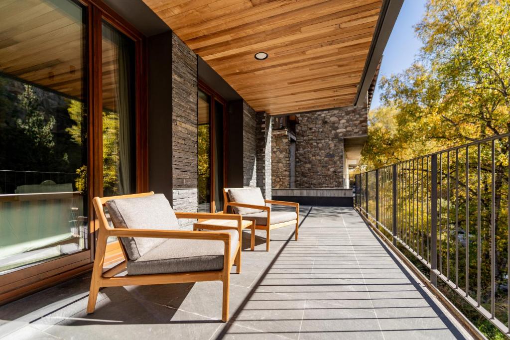 Luxurious Mountain Gem Enjoy Nature l Gym Sauna Pool l 1 MINUTE WALK TO SLOPES l by BonesVacances - 5
