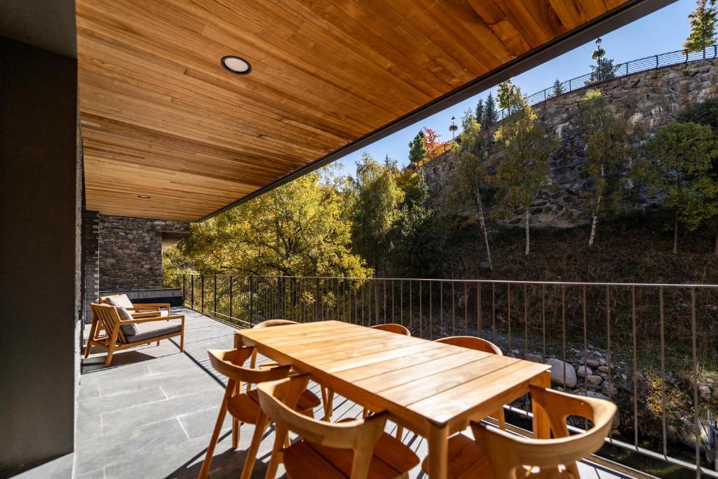 Luxurious Mountain Gem Enjoy Nature l Gym Sauna Pool l 1 MINUTE WALK TO SLOPES l by BonesVacances - 1