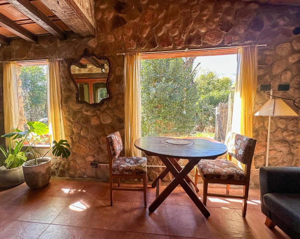 Casa de piedra con jardin y pileta - privada - 2