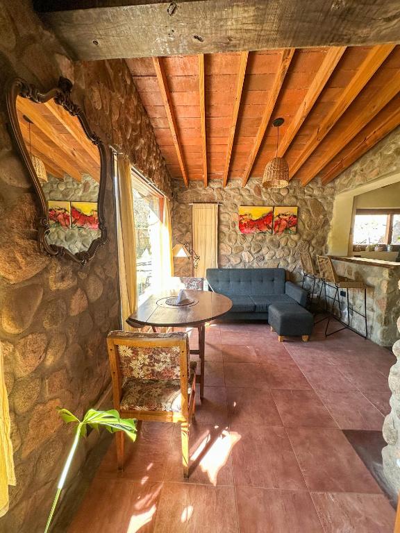 Casa de piedra con jardin y pileta - privada - 4