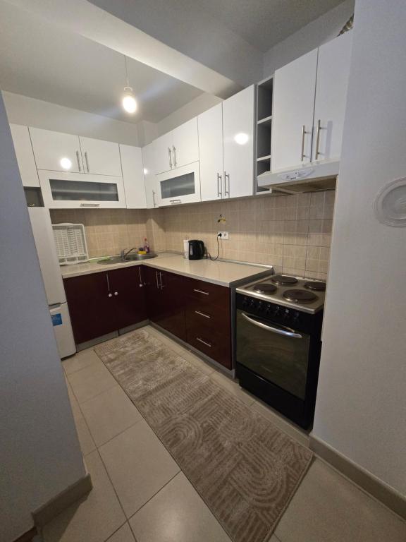 Rejjan Apartments-Spacious 2BR Apartment for 7, Free Parking, Tram to Old Town - 3
