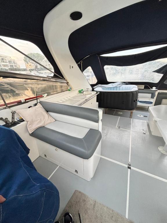 Boat with Jacuzzi - Bateau avec Jacuzzi - 4