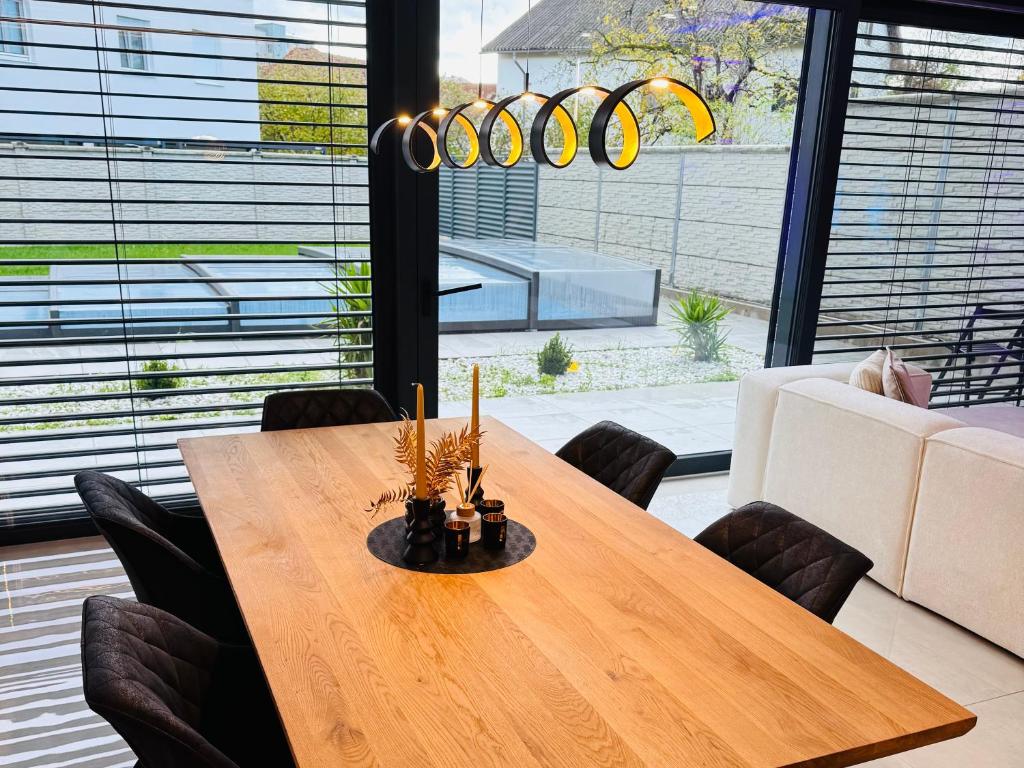 Design-Villa mit beheiztem Pool & stimmungsvoller Beleuchtung - 3