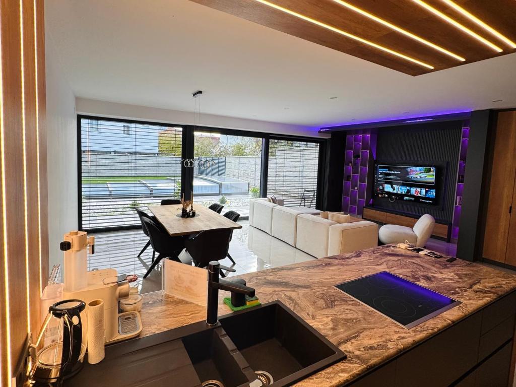 Design-Villa mit beheiztem Pool & stimmungsvoller Beleuchtung - 2